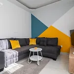 Yellow Old Town In Center- Brand New Apartamento