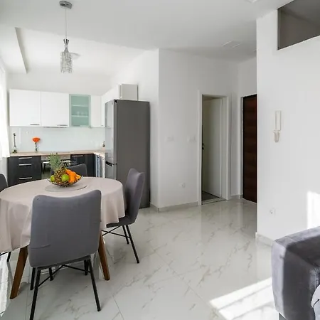 Yellow Old Town In Center- Brand New Apartamento *